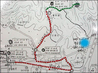 지도에 나타나는 붉은 점선은 당시 개구리소년을 목격한 이들의 증언을 토대로 알려진 개구리소년들의 이동경로 